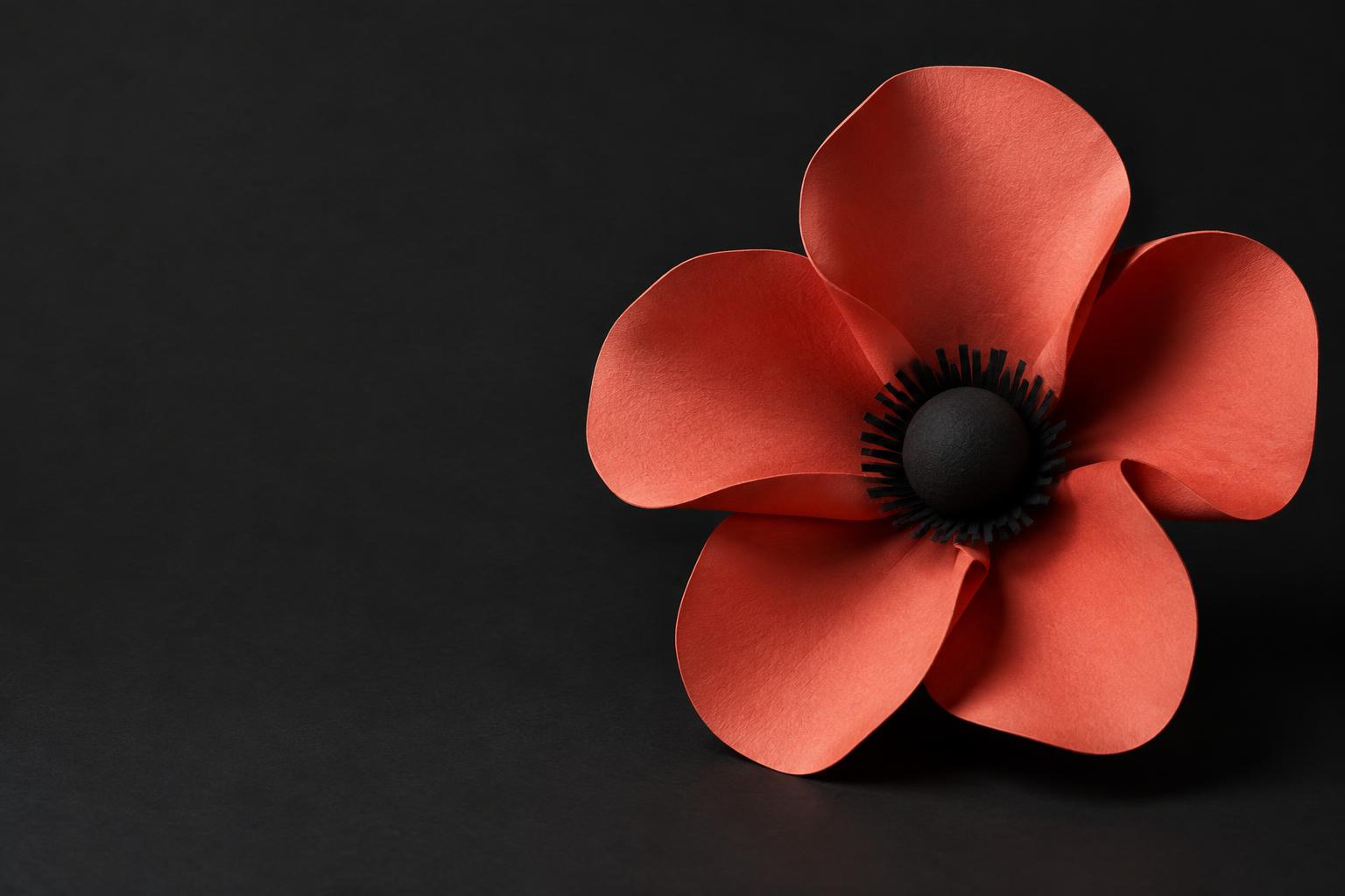 Fleur sculpturale en papier corail, symbole d’Éclosion